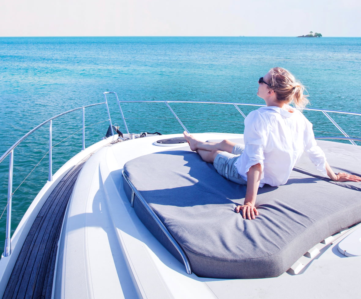 Eine Frau genießt an einem sonnigen Tag eine Bootsfahrt